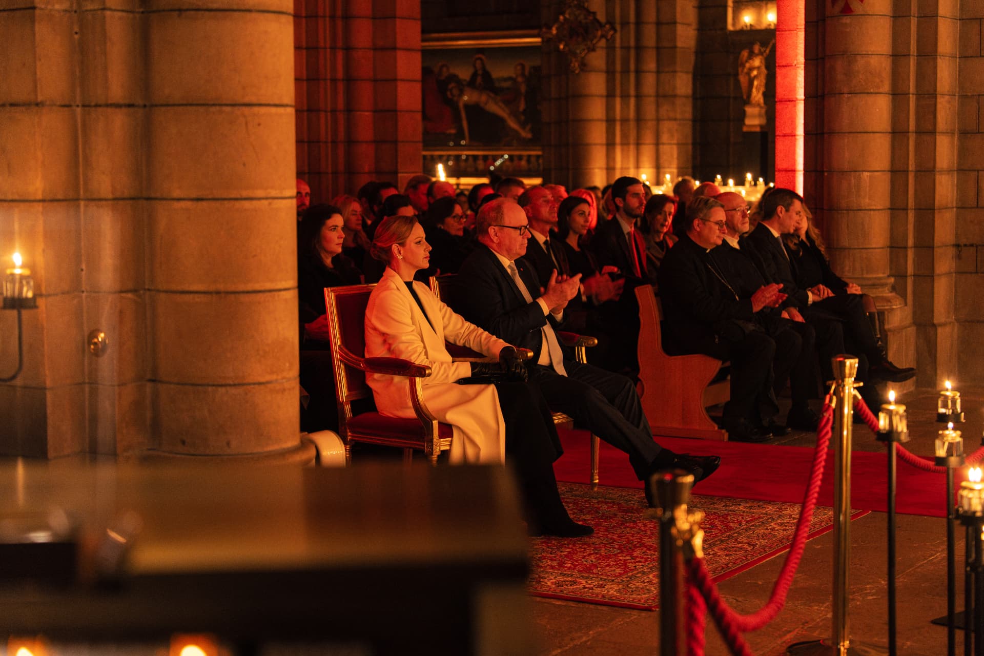 Le public rassemblé dans la cathédrale illuminée par les bougies