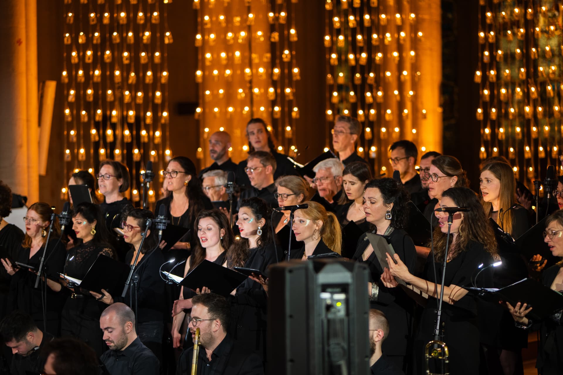 Les voix de Dulci Jubilo et les musiciens en concert aux chandelles