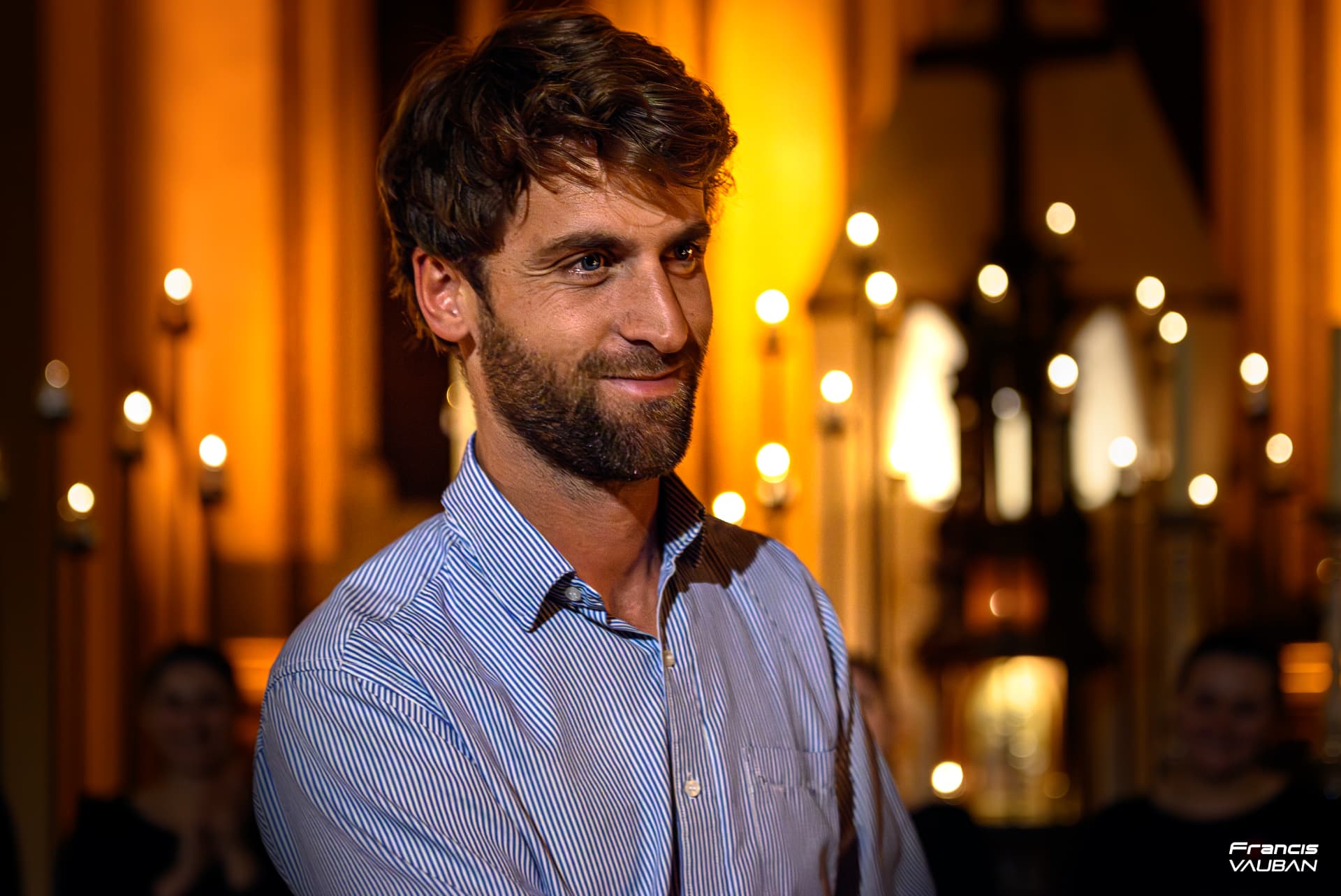 Portrait d'un participant devant l'arrière-plan illuminé des bougies