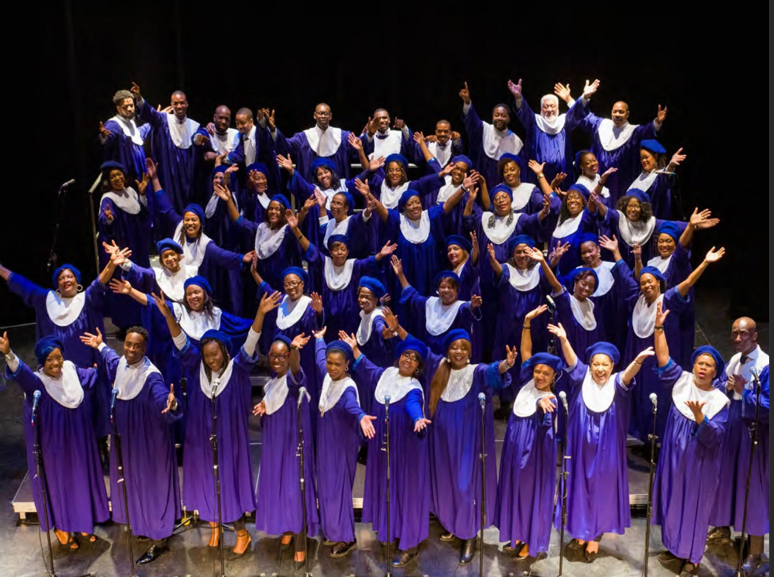Les Chérubins Gospel réunis sur scène en robes violettes et blanches