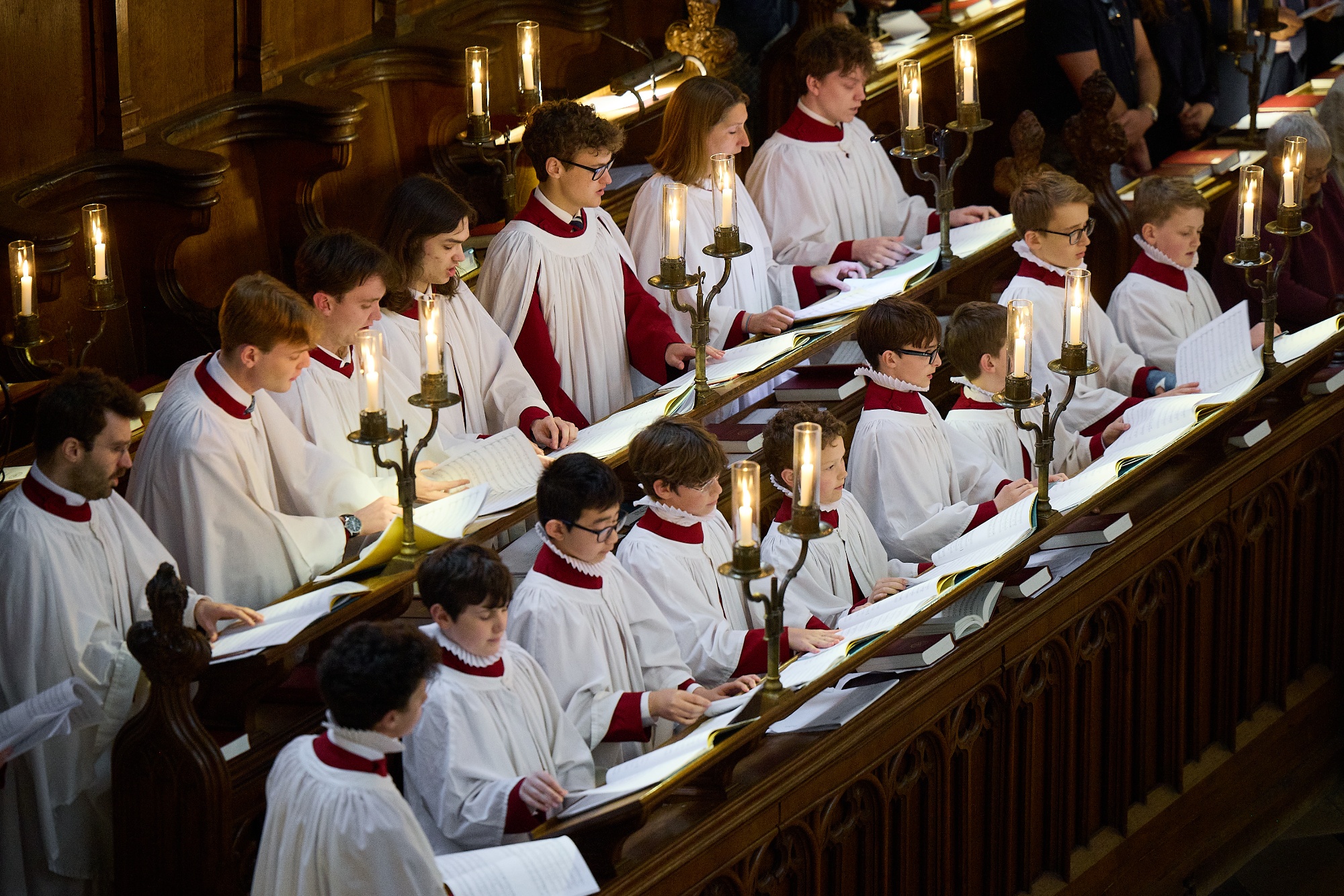Les enfants de la Maîtrise Sainte-Philomène de Haguenau chantant à la lumière des bougies